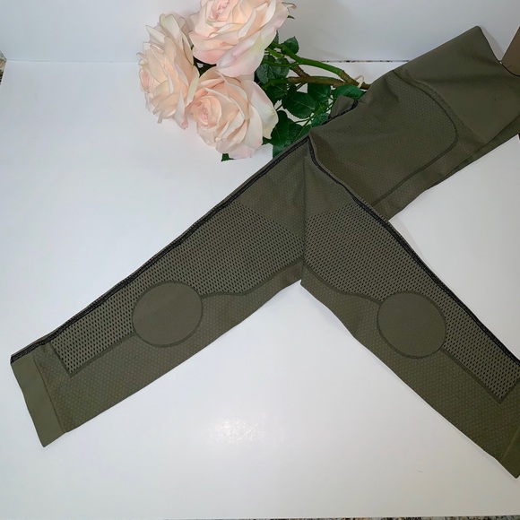 High quality women’s sportswear - Picture 2 of 2